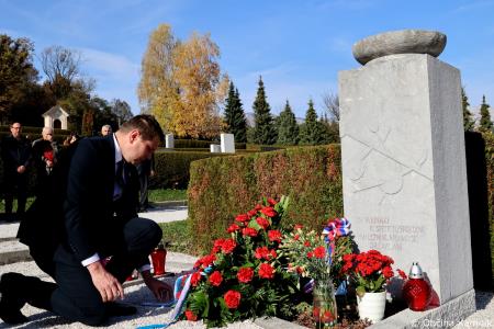 Ob 1. novembru smo se s polaganjem cvetja k osrednjim kamniškim spomenikom poklonili žrtvam vojn (49)